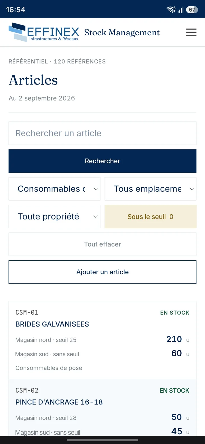 Le référentiel des articles sur téléphone : la recherche, les filtres par catégorie, emplacement et propriété, puis chaque référence avec son stock dans les deux magasins.